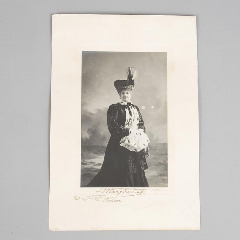Fotografi av Margherita av Savojen, med egenhändigt signatur, daterat 20-II-06. Roma.