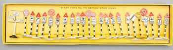 LEKSAKER, vägskyltar, Dinky Toys, England 1950-tal.