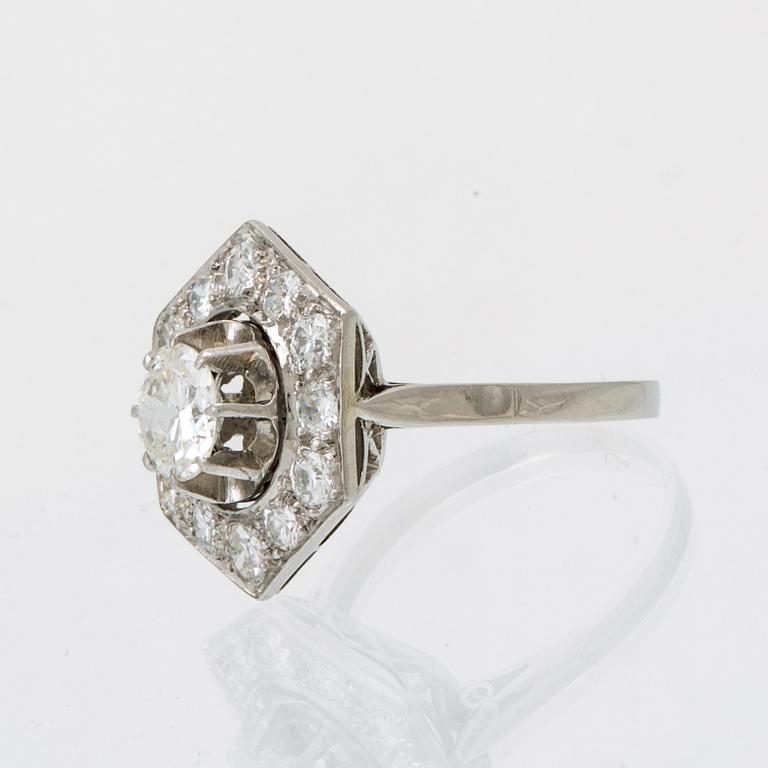 An 18K white gold ring set with round brilliant-cut diamonds.