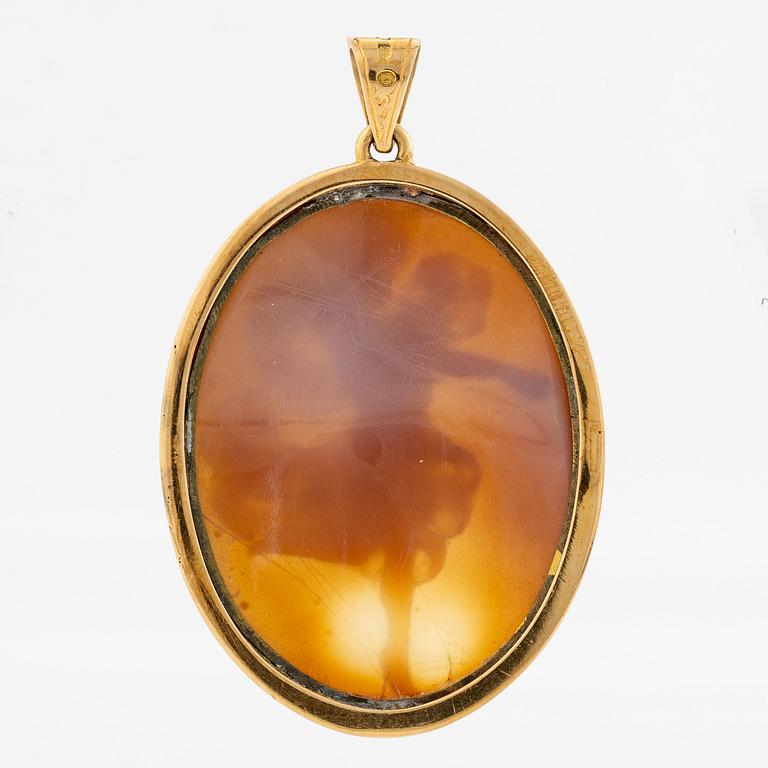 Pendant in 18K gold with a cameo of agate.