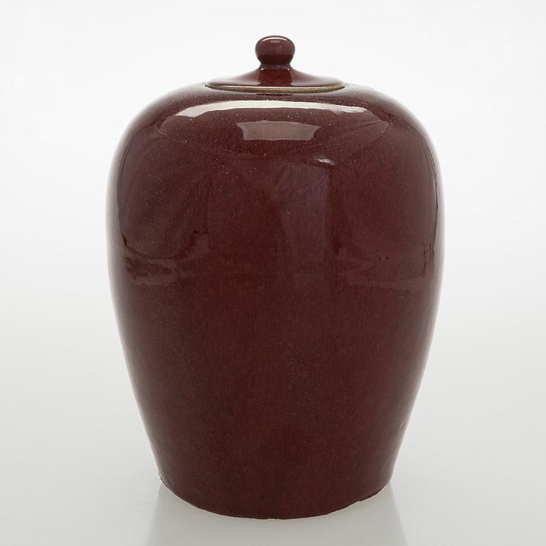 Urna med lock, keramik, Kina, Qingdynastin, 1900-tal.