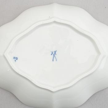 Five 'Zwiebelmuster' porcelain service pieces, Meissen, Germany.