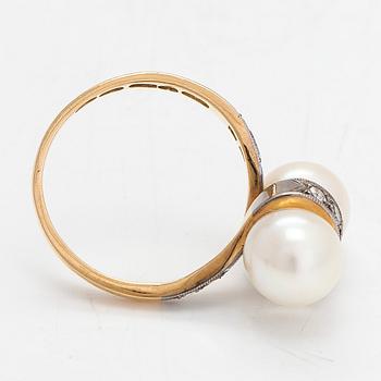 An 18K gold ring, cultured pearls and diamonds totalling approx. 0.18 ct. Hans Göran Hardt, Helsinki 1965.