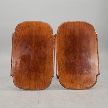 SALONGSBORD, ett par. Nyrenässans, sekelskiftet 1900.