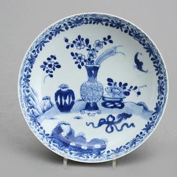 TALLRIKAR 2 st, SAMT SKÅLFAT, porslin, Qianlong, Kina 1700-tal.