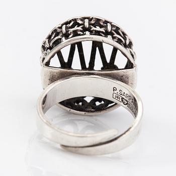 Pentti Sarpaneva, A silver ring. Turun Hopea, Turku 1974.
