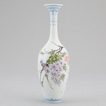 An Chinese eggshell porcelain vase, 1980/90s.