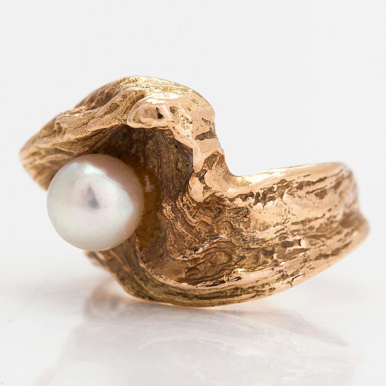 Helky Juvonen, a 14K gold ring with a cultured pearl. Westerback, Helsinki 1972.