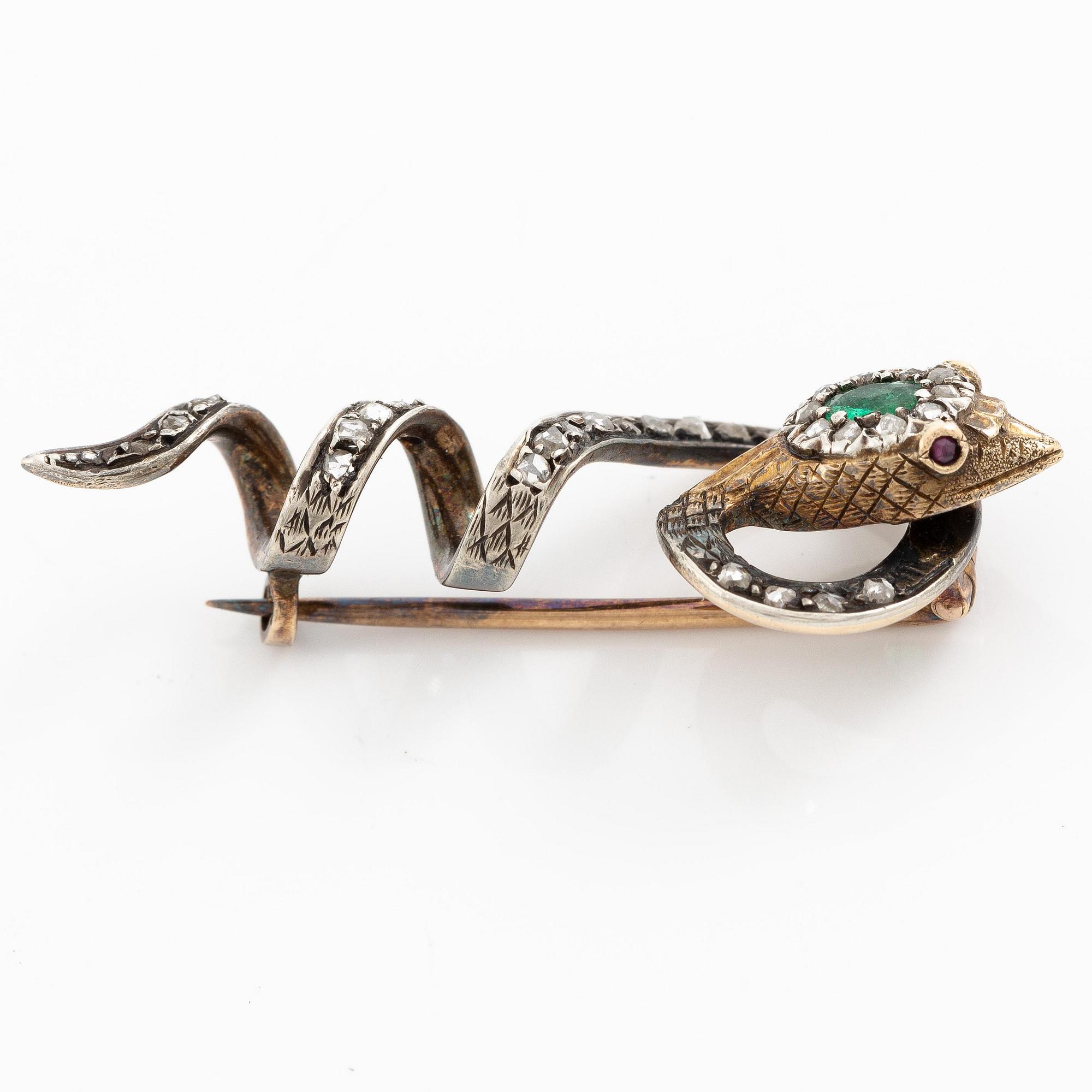 Brosch i form av en orm 18K guld och silver med en fasettslipad smaragd och rosenslipade diamanter, viktoriansk.