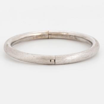 An 18K white gold bangle.