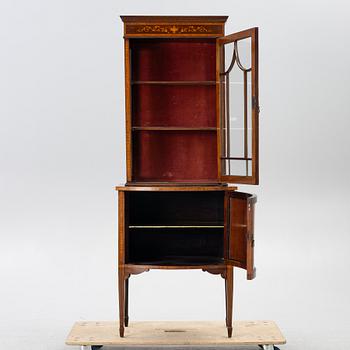 Vitrinskåp, omkring 1900.