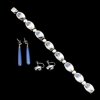 ARMBAND SAMT ÖRHÄNGEN, 2 par, silver och calcedon, Armbandet märkt Alton 1955.