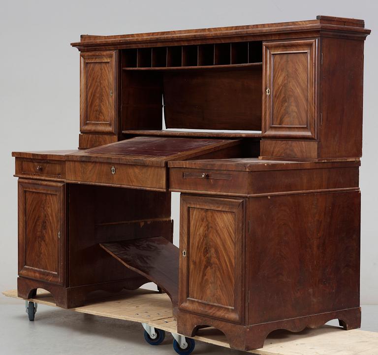 SKRIVBORD med pulpet, omkring 1800-talets mitt.