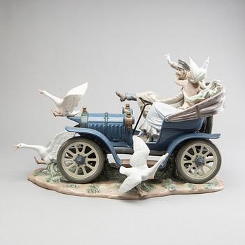 LLADRO, figurgrupp, no 821, bil och fåglar, Spanien, dekor av Ruiz, 1900-talets slut.