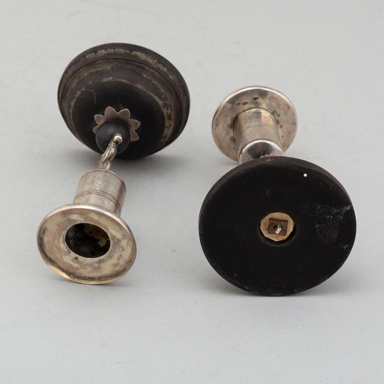 LJUSSTAKAR, ett par, silver och ebenholts, empire, Carl Gustaf Lundgren, Östersund (1867-69).