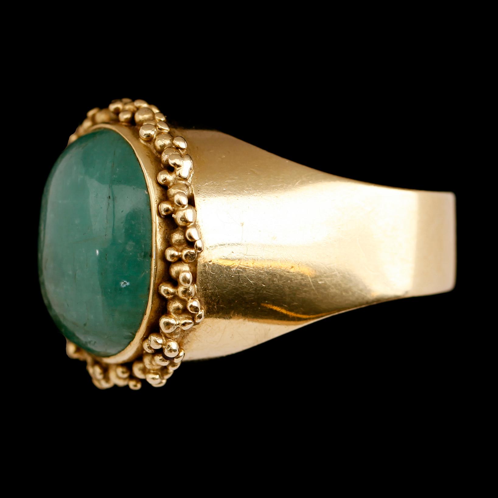 RING, 18 k guld, smaragd. Total vikt ca 27 g.