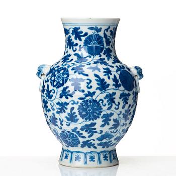 A blue and white vase, Qing dynasty, 19th Century.