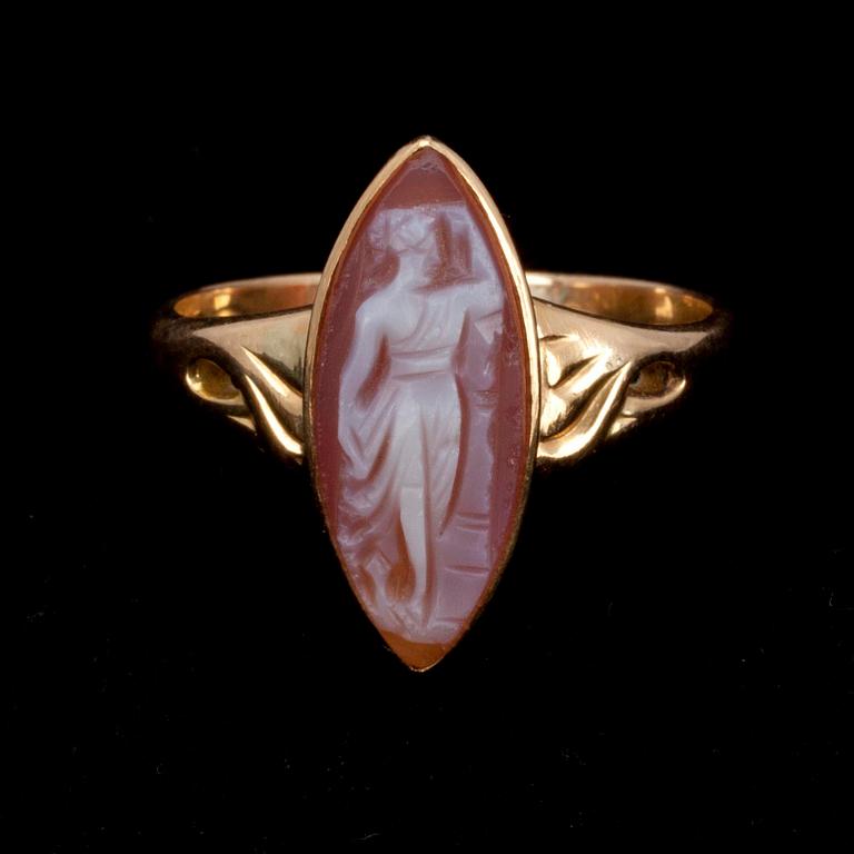 RING, 18K guld, kamé, Åbo 1925. Vikt 3,8 g.