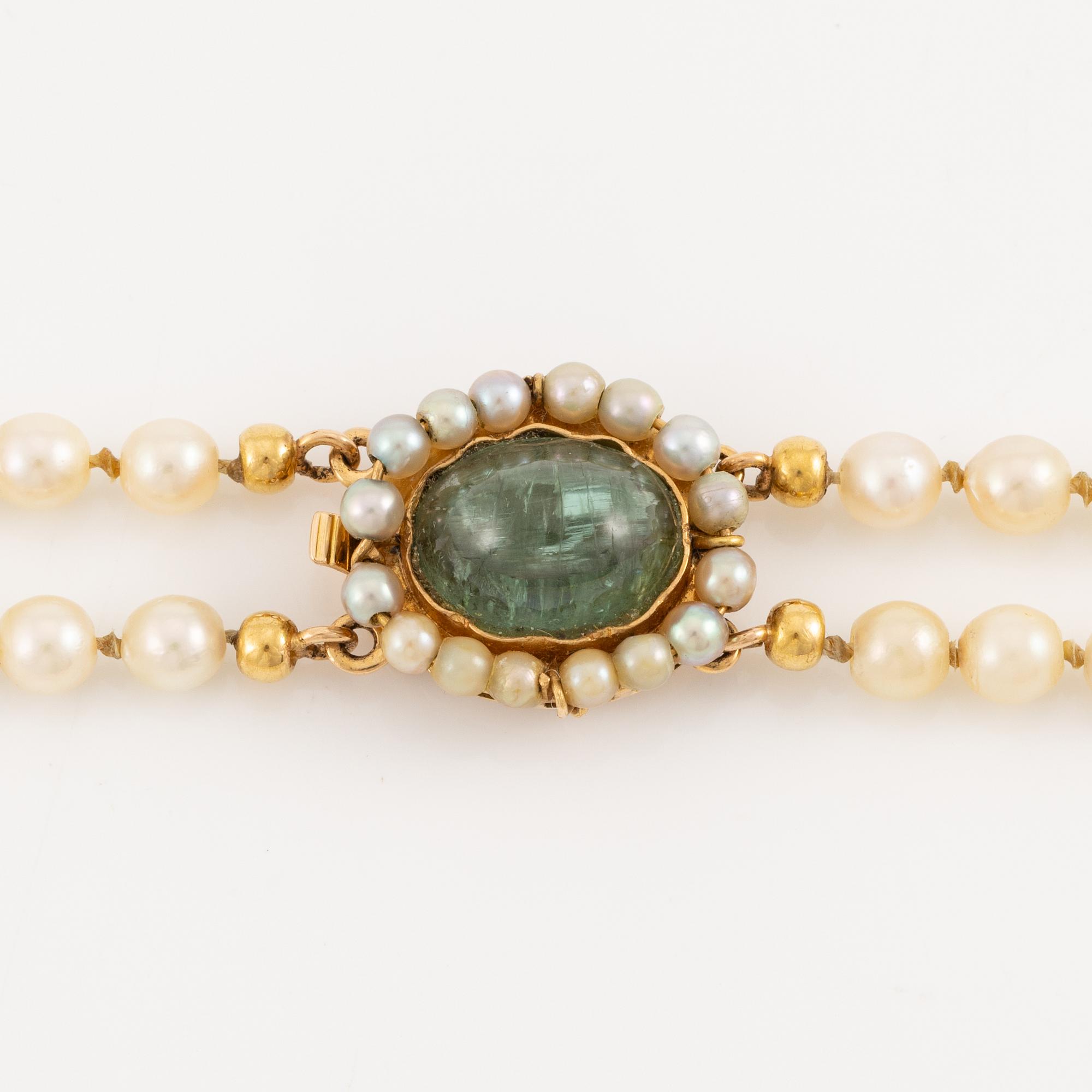 Pärlcollier, tvåradigt med doserade odlade pärlor, lås 18K guld med cabochonslipad grön turmalin och pärlor.