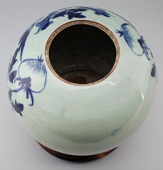BOJAN MED LOCK, porslin, Kina, 1900-tal.