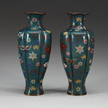 VASER, ett par, cloisonne. 1800-talets andra hälft.