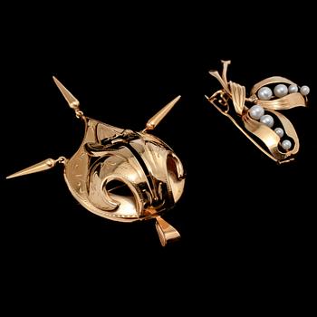 BROSCHER, 2 st, 18k guld samt 8 odlade pärlor, Stockholm, 1950-tal. Vikt 8 g.