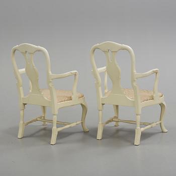 KARMSTOLAR, ett par, rokokostil, 1900-talets första hälft.