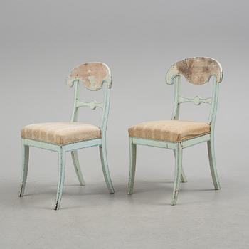 STOLAR, 2 st och TABURETT, en etikettmärkt med Stockholms stolmakareämbetes sigill. Empire, 1800-talets första hälft.