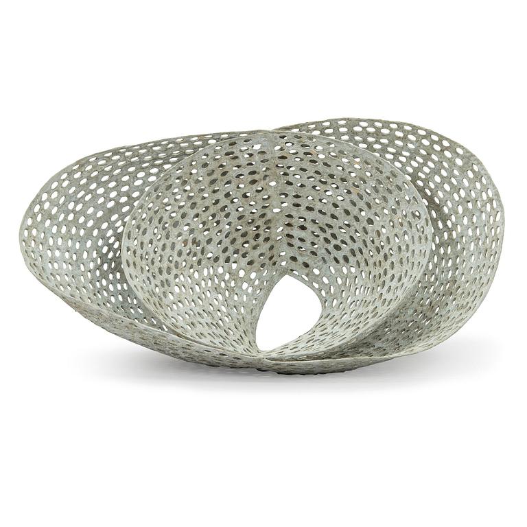 Kristina Riska, veistos, "Basket sculpture" keramiikkaa, signeerattu KR.