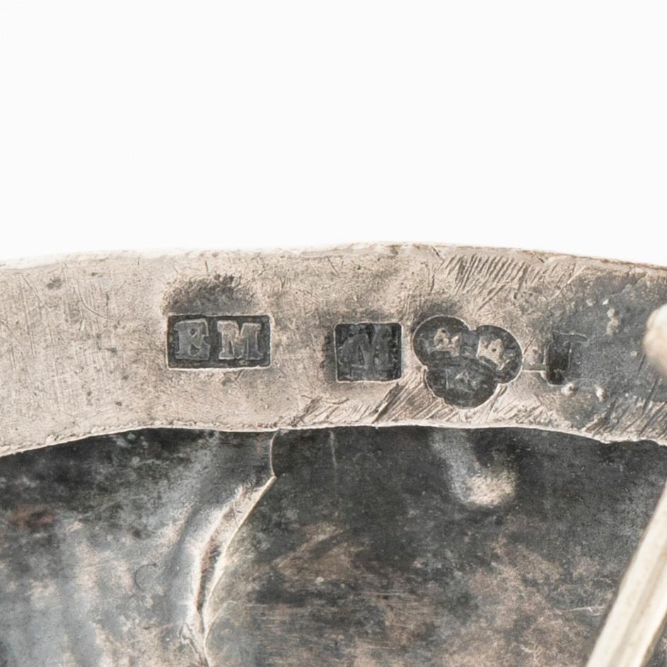 Brosch, silver med grön sten.