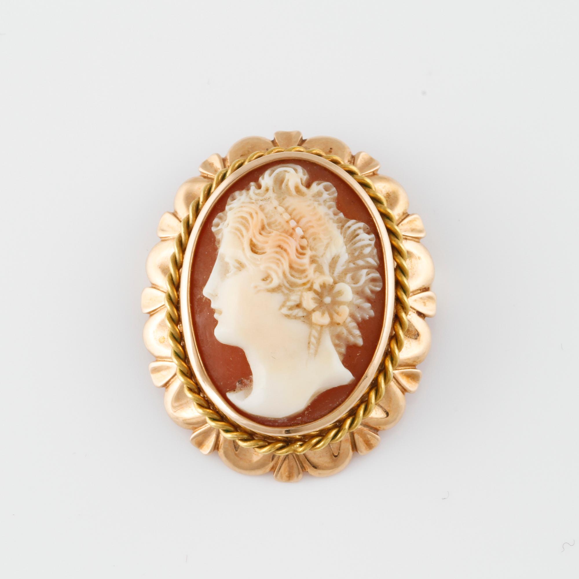 BROSCH, 14k guld med skuren snäckskalskamé, finska stämplar. Vikt 4,9 gram.