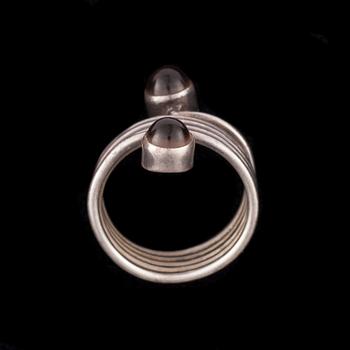 RING, silver, rökkvarts. Heikki Kaksonen, Kaunis Koru. Vikt ca 6,4 g.