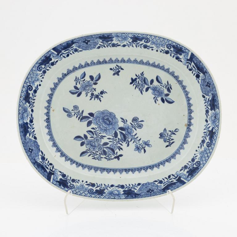 A blue and white serving dish, Qing dynasty, Qianlong (1736-95).