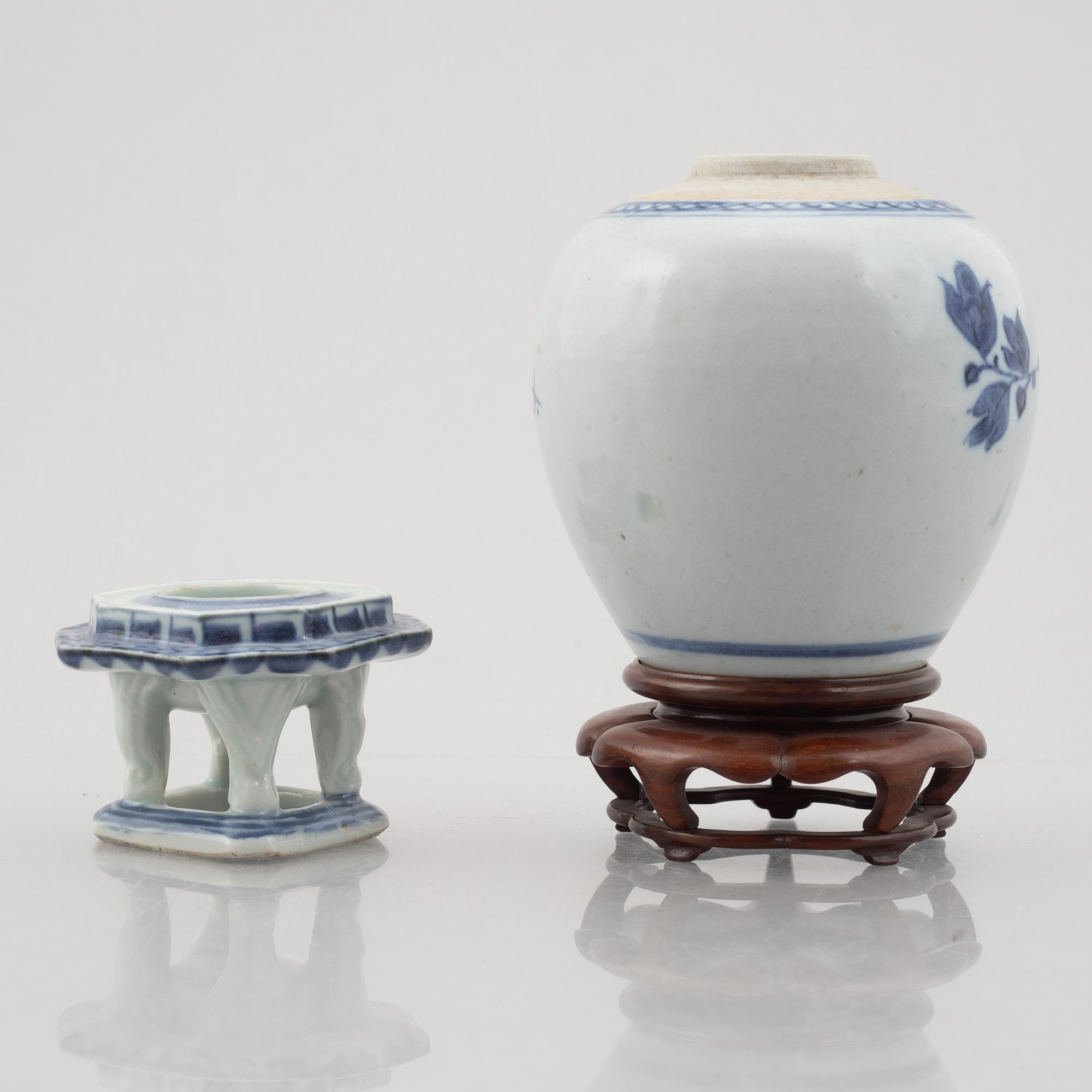 Six pieces of Chinese porcelain, Qing dynasty, 18th-19th century.