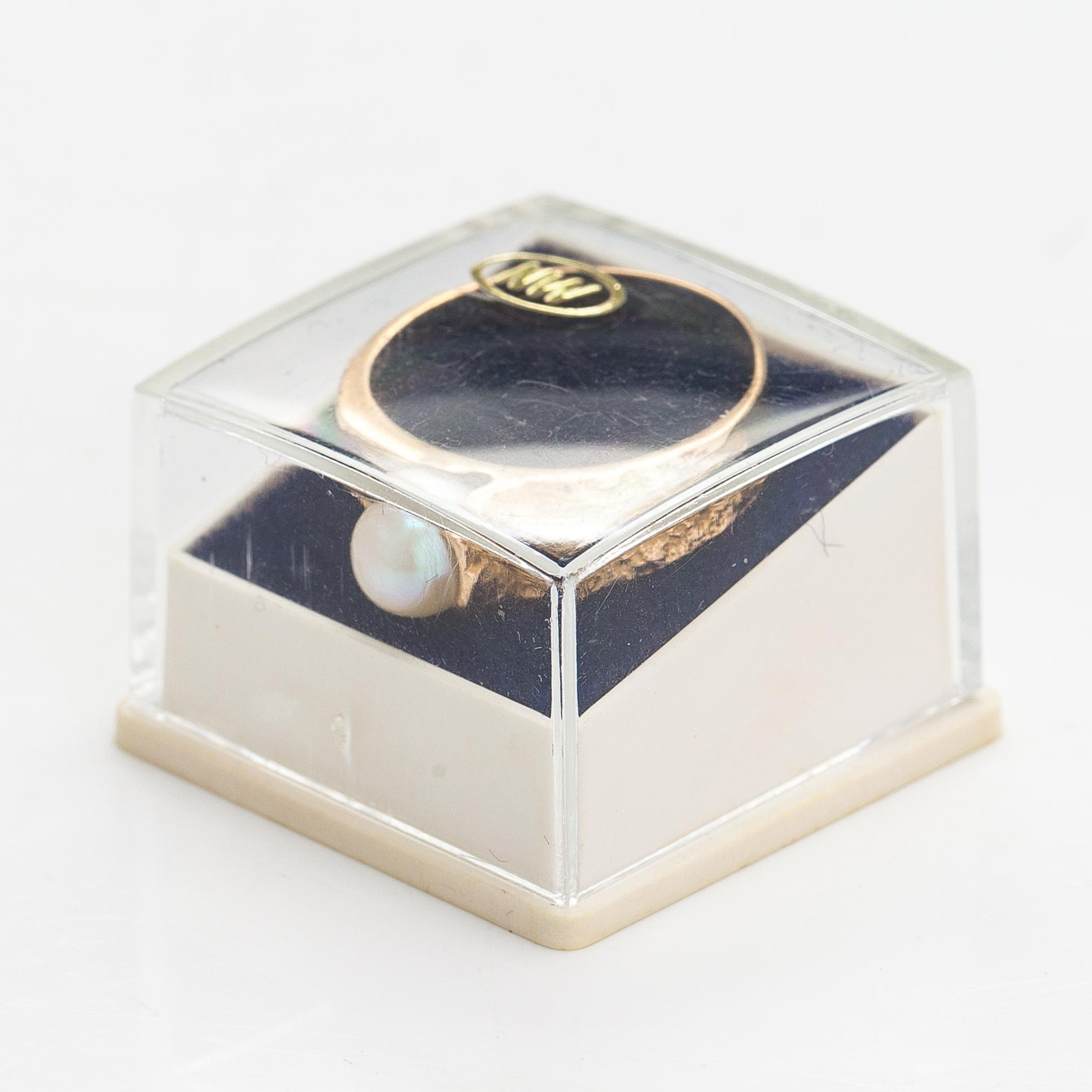 Björn Weckström, A 14K gold and cultured pearl ring "Polar spring". Lapponia 1969.