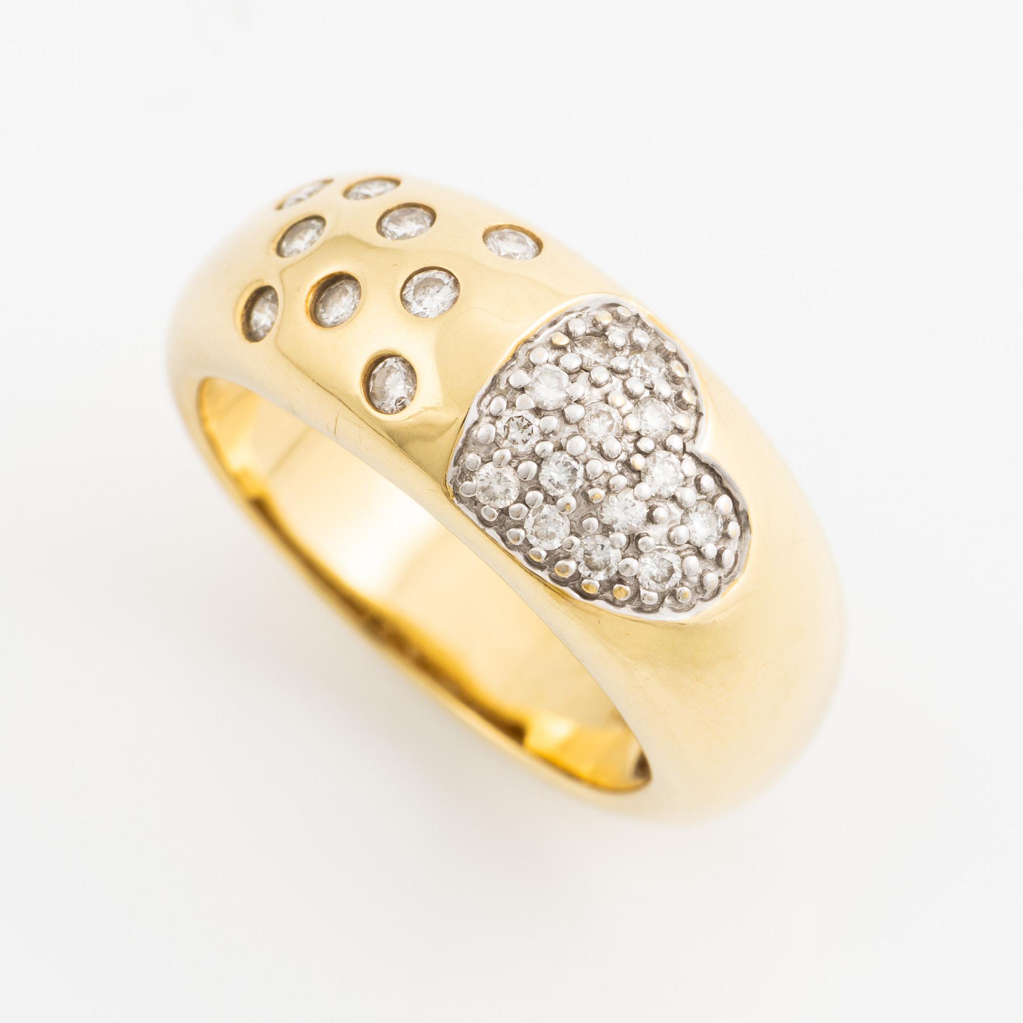 Ring in 18K gold set with round brilliant-cut diamonds.