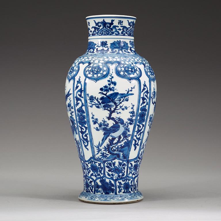 VAS, porslin. Qingdynastin, Kangxi (1662-1722).