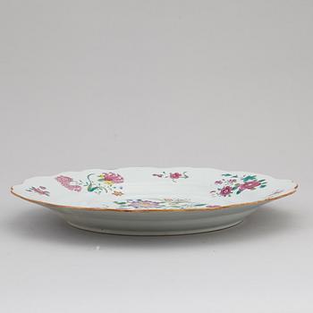 A famille rose serving dish, Qing dynasty, Qianlong (1736-95).