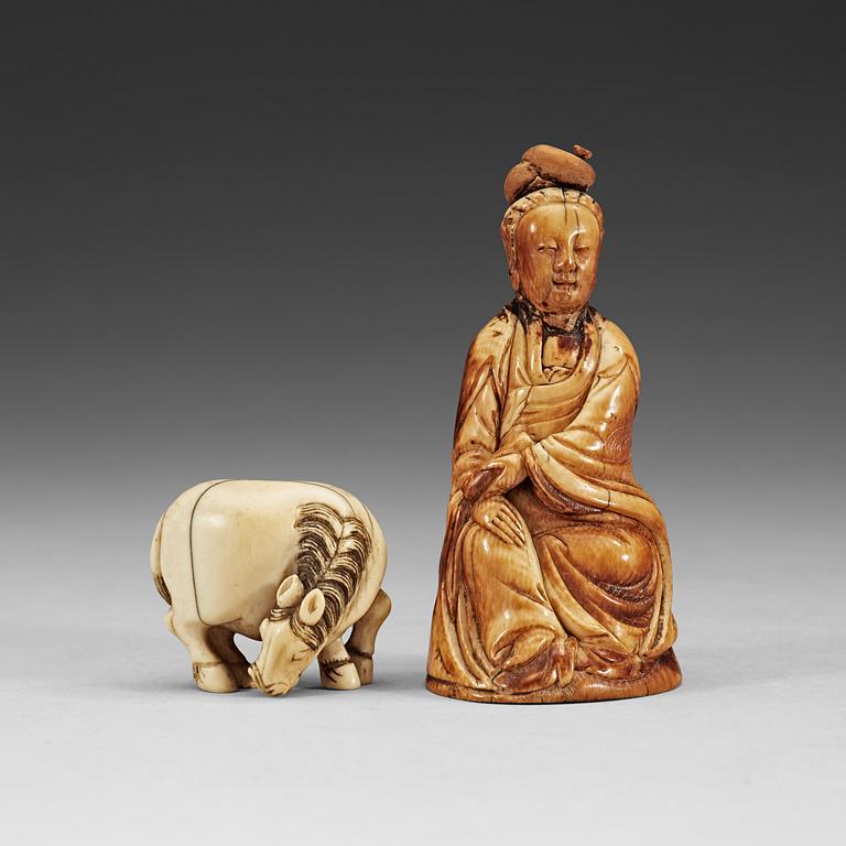 FIGURIN samt NETSUKE, elfenben, Kina och Japan, 1800-tal.