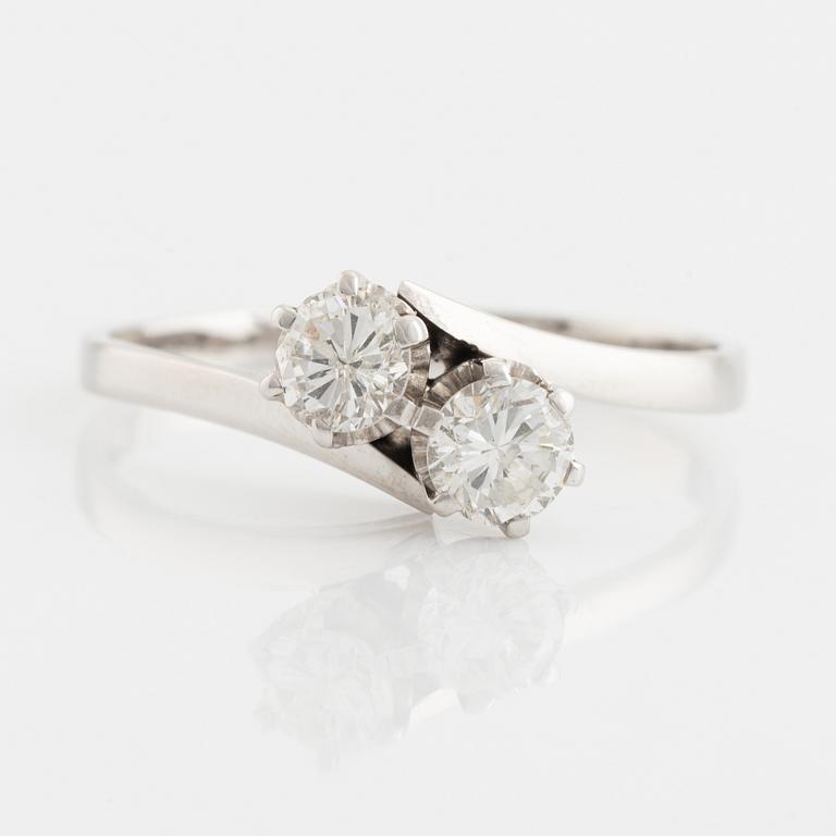 Ring, syskonring, vitguld och två briljantslipade diamanter.