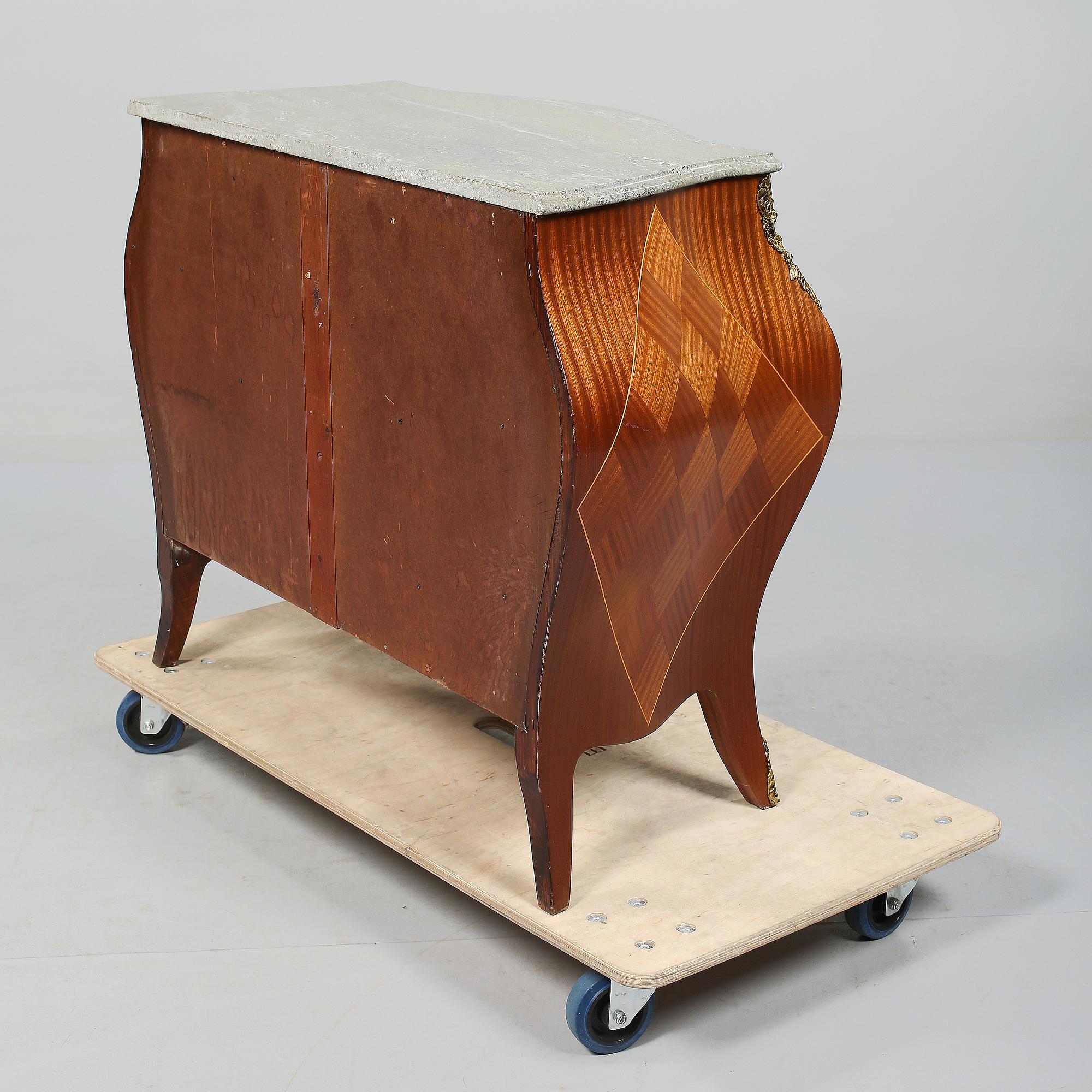 BYRÅ, rokokostil, omkring 1900-talets mitt.