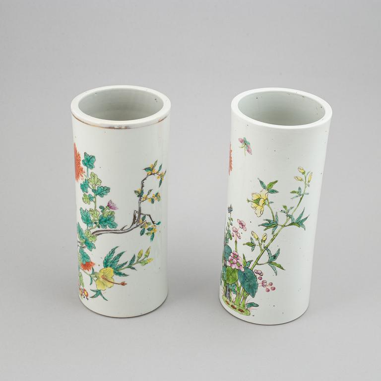 A pair of chinese vases, early 20th Century.