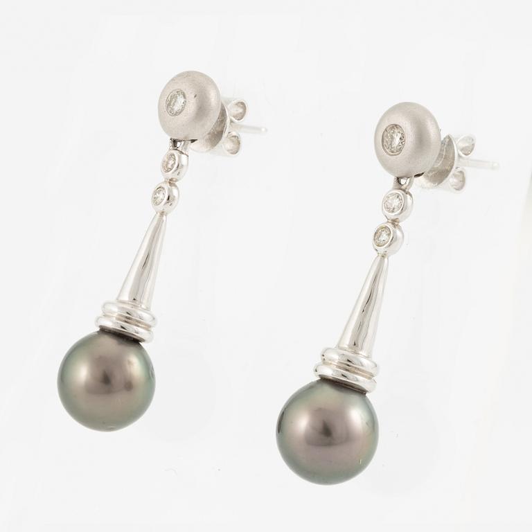 Ett par örhängen 18K vitguld med odlade pärlor och runda briljantslipade diamanter.
