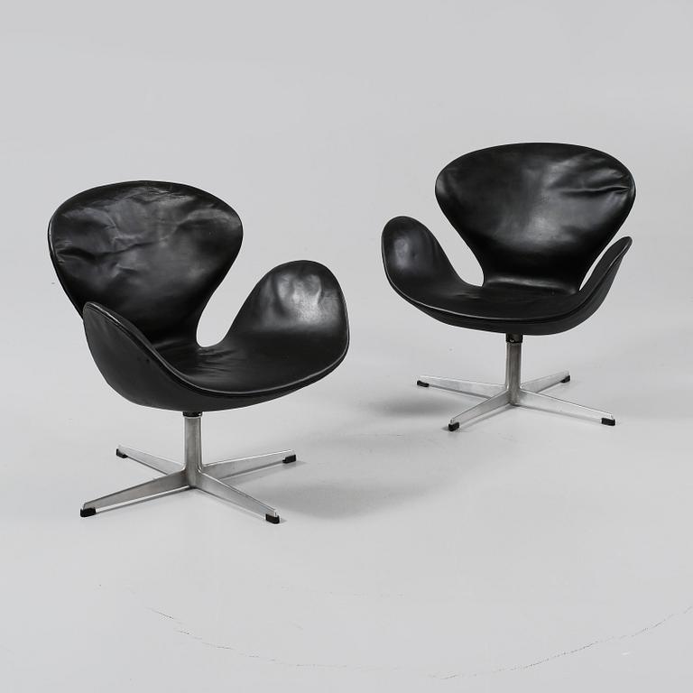 FÅTÖLJER, ett par, "Svanen" av Arne Jacobsen för Fritz Hansen, Danmark, 1900-talets andra hälft.