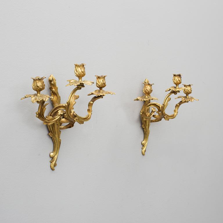 VÄGGLAMPETTER, ett par, mässing, rokokostil, 1800-talets slut.