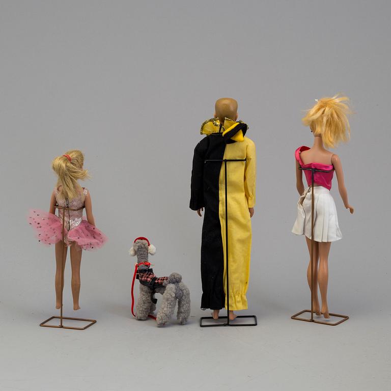 3 Barbiedolls with clothes and accessories, Mattel 1960's-/70's.