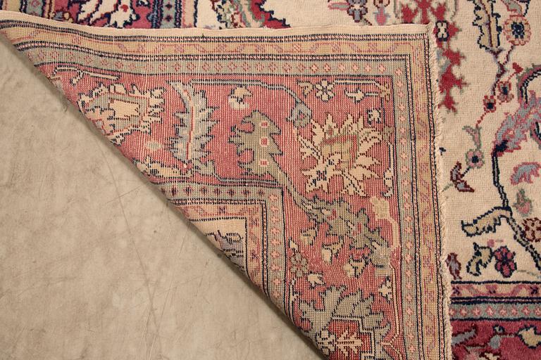 SEMI-ANTIQUE USHAK.