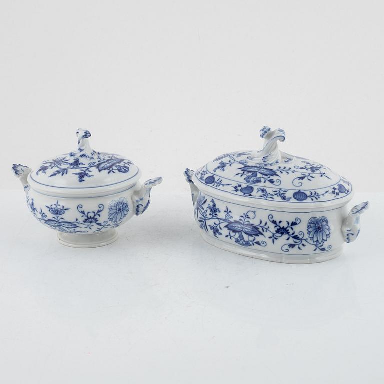 Servisdelar, 3 st, porslin, "Zwiebelmuster/Lökmönstret", Meissen, 1900-talets första hälft.