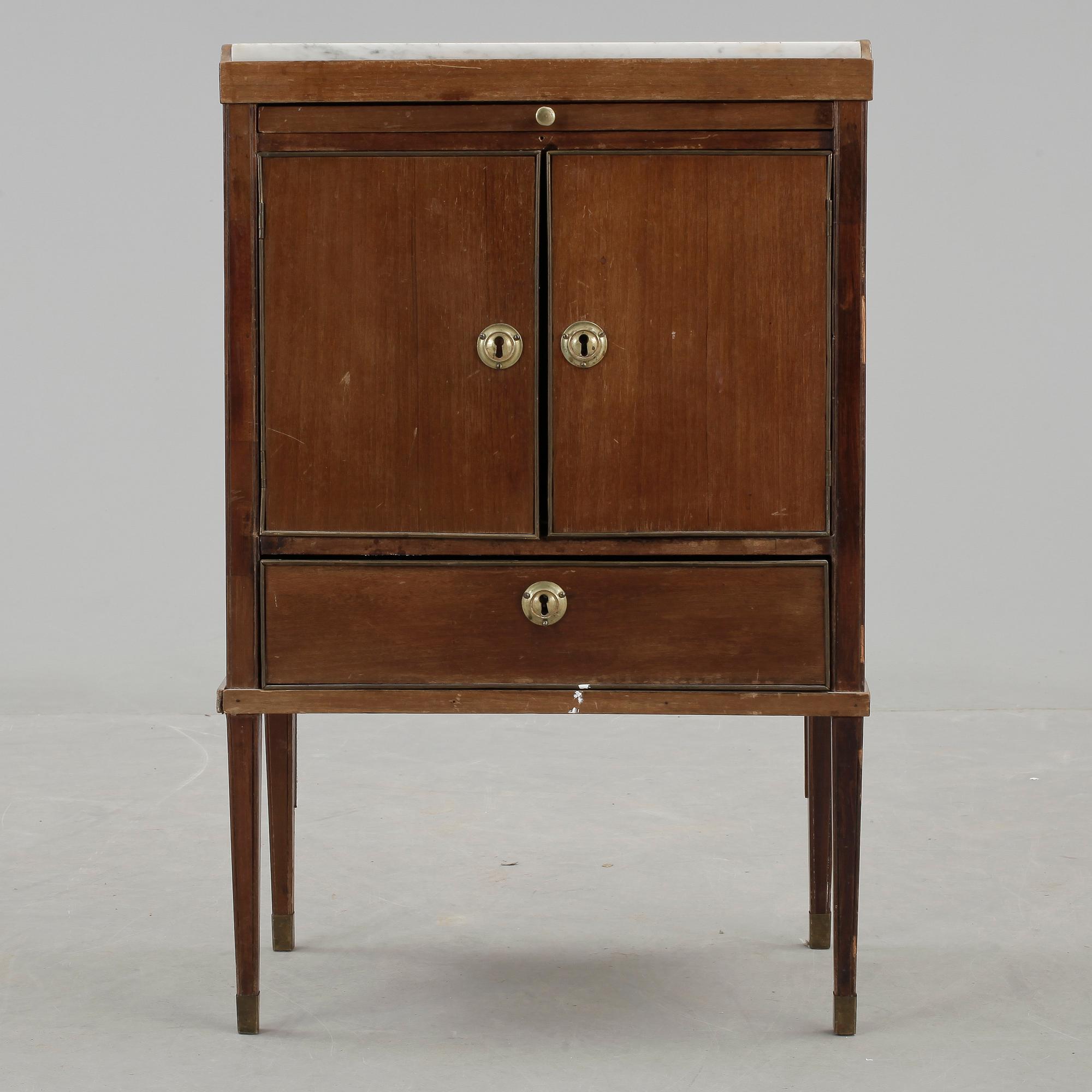 POTTSKÅP, sengustavianskt, tidigt 1800-tal.