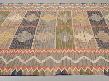 Märta Måås-Fjetterström, Matto, "Blå taggen", flat weave, ca 328-330,5 x 228-232 cm, signed MMF.